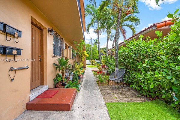 20 W 37th St Hialeah, FL 33012