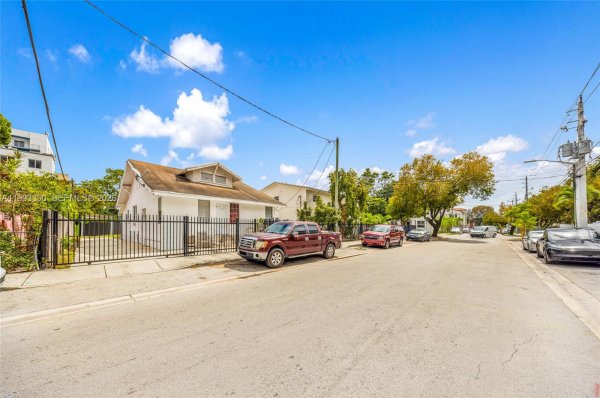 127 SW 7th Ave Miami, FL 33130