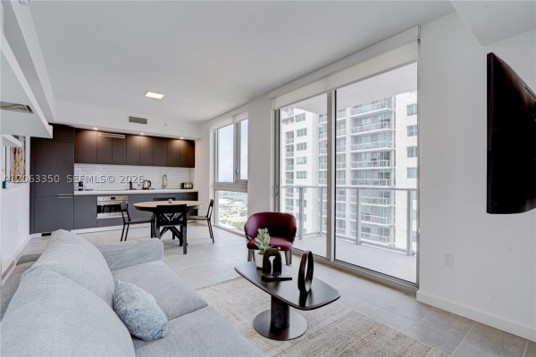 227 NE 2nd St #2500 Miami, FL 33132