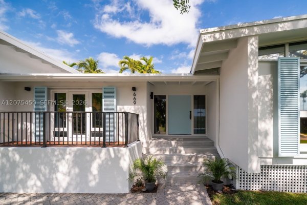 669 S Mashta Dr Key Biscayne, FL 33149