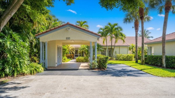 2236 Las Casitas Wellington, FL 33414