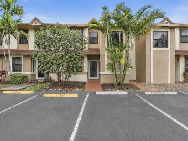 240 City Vw #240 Fort Lauderdale, FL 33311