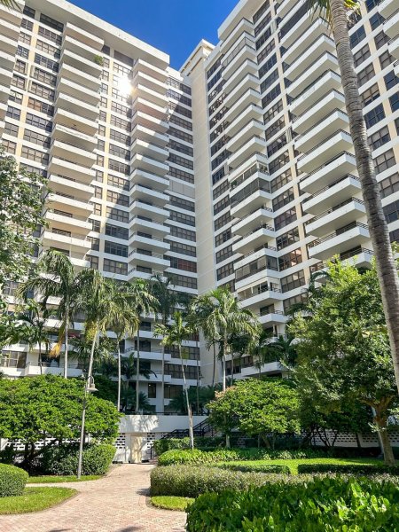 2500 Parkview #615 Hallandale Beach, FL 33009