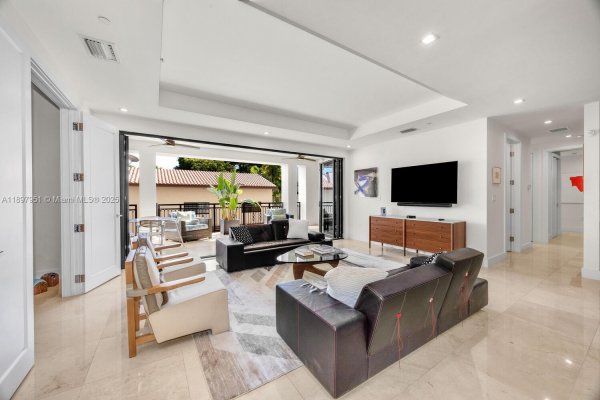 718 Valencia Ave #207 Coral Gables, FL 33134