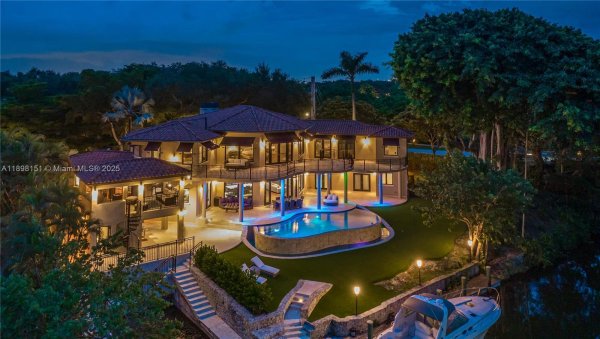 6700 Granada Blvd Coral Gables, FL 33146 6700 Granada Blvd Coral Gables, FL 33146