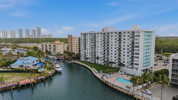 2841 NE 163rd St #802 North Miami Beach, FL 33160