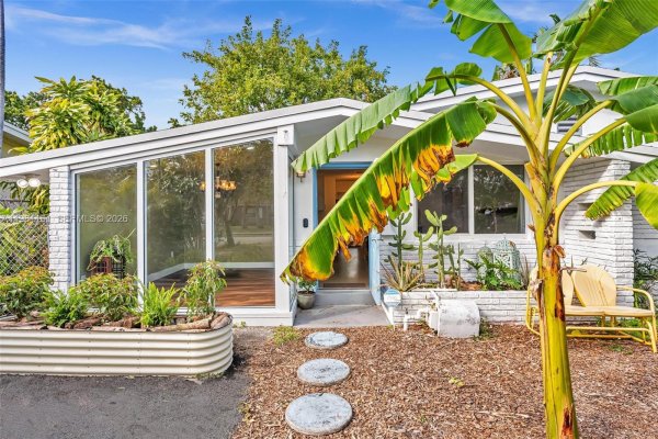 2431 Mayo St Hollywood, FL 33020