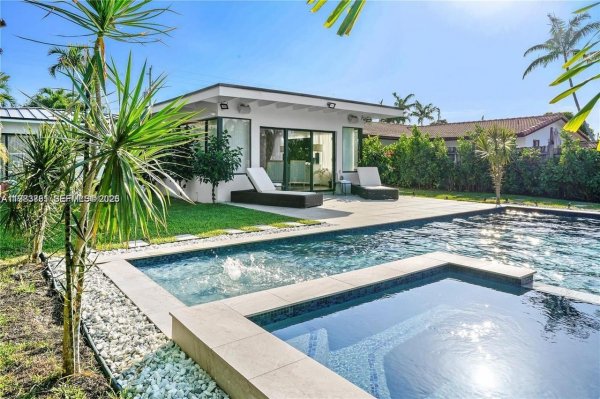 1625 Daytonia Rd Miami Beach, FL 33141