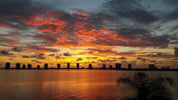 801 Lake Shr Dr #403 Lake Park, FL 33403