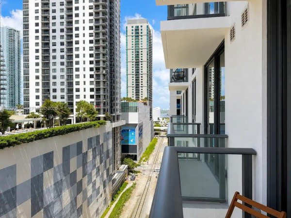 11 NE 6th St #1212 Miami, FL 33132