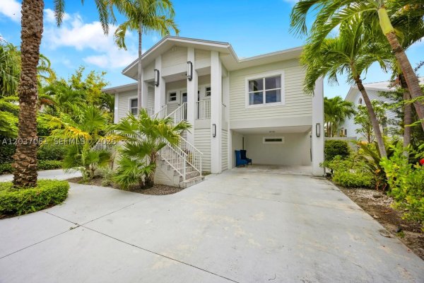 1076 NE Little Riv Dr Miami, FL 33138