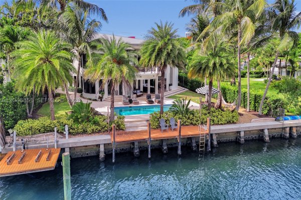 113 Holiday Dr Hallandale Beach, FL 33009