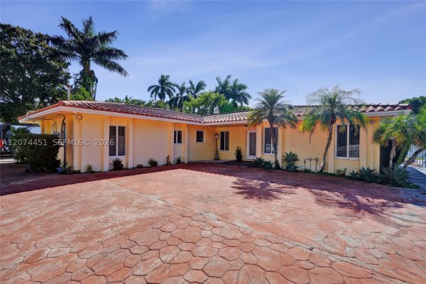 2 NE 160th St Miami, FL 33162