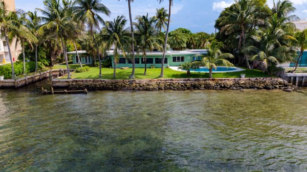 2605 N Riverside Pompano Beach, FL 33062