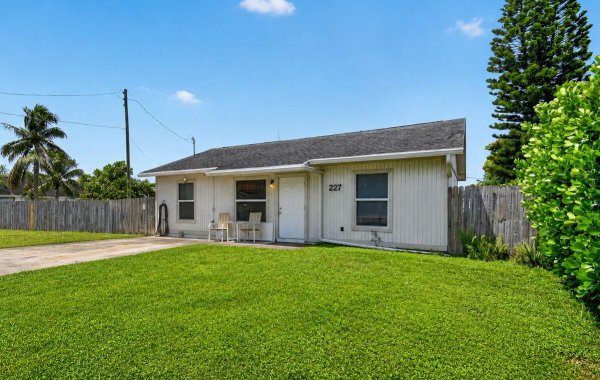 207/227 Ethelyn Dr West Palm Beach, FL 33415