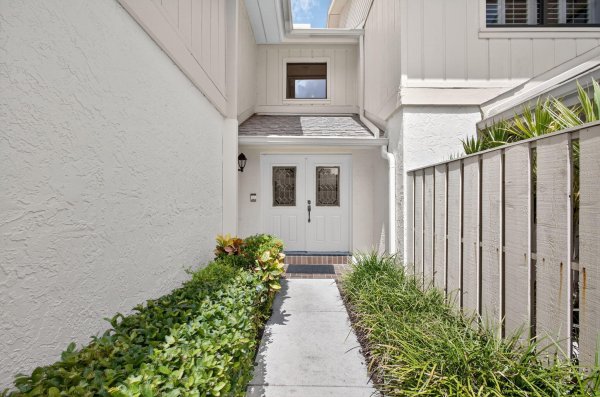 16942 Waterbend #258 Jupiter, FL 33477