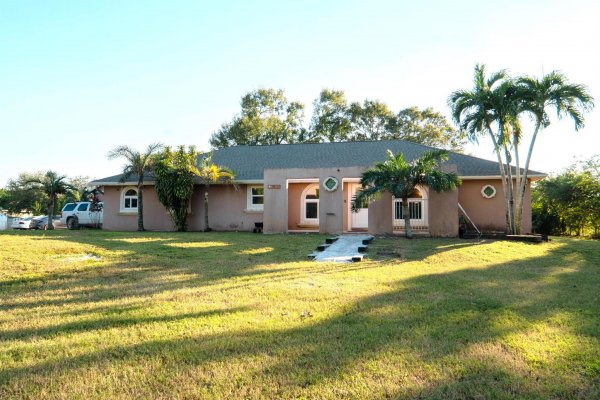 18726 50th St Loxahatchee, FL 33470