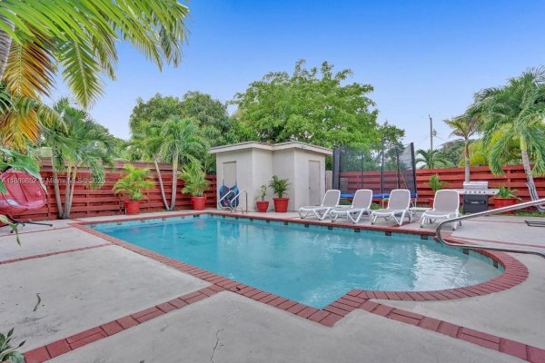 208 SW 2nd Ave Hallandale Beach, FL 33009