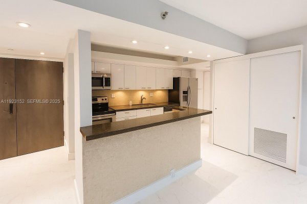 3411 Indian Crk Dr #402 Miami Beach, FL 33140