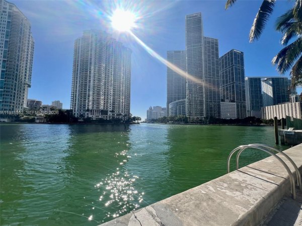 300 S Biscayne Blvd #PH-3907 Miami, FL 33131