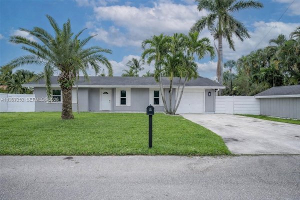 4541 SW 28th Ter Dania Beach, FL 33312