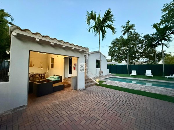 700 NE 17th Fort Lauderdale, FL 33304