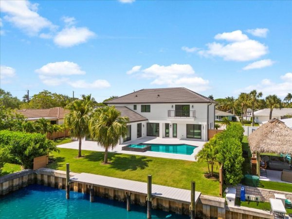 8 Leeward Cir Tequesta, FL 33469