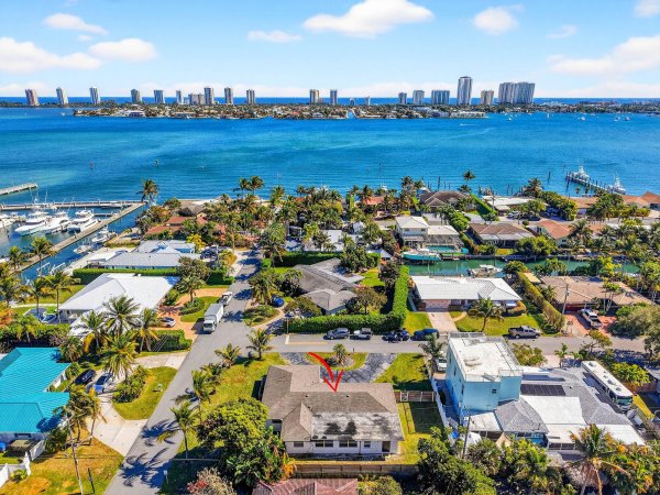 3651 Palm Riviera Beach, FL 33404