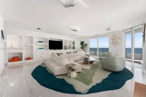 5801 Collins Ave #1200 Miami Beach, FL 33140