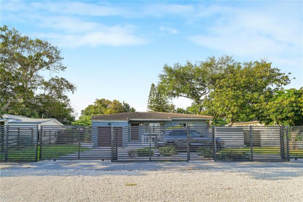 65 NW 116th St Miami, FL 33168