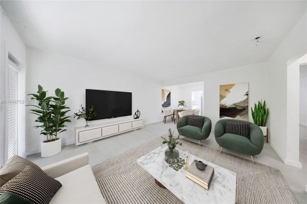 6930 Rue Versailles #10 Miami Beach, FL 33141