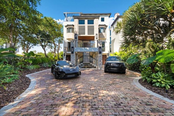 5860 Paradise Pt Dr Palmetto Bay, FL 33157