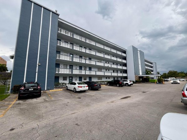 232 NE 12th #501 Hallandale Beach, FL 33009