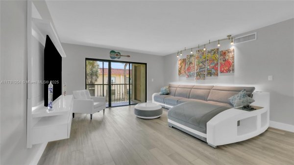 327 Lakeview Dr #203 Weston, FL 33326