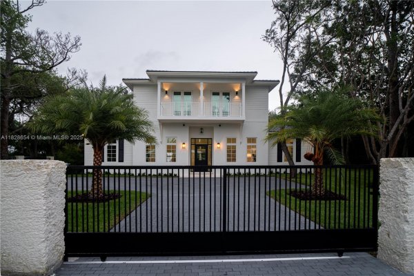 7605 SW 71st Ave Miami, FL 33143