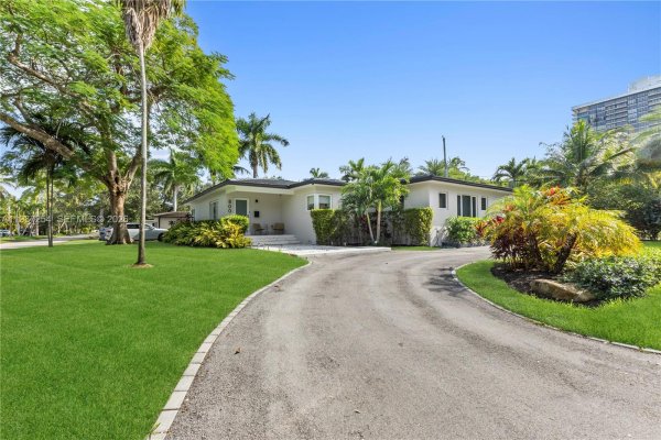 800 NE 72nd St Miami, FL 33138
