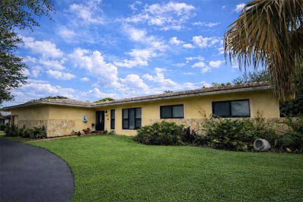 9761 SW 148th St Miami, FL 33176