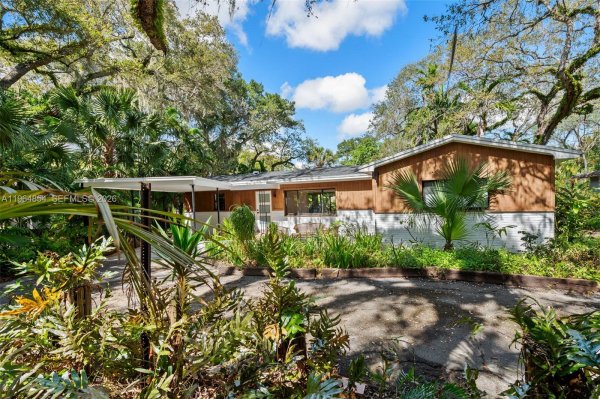 1745 NE 137th Ter North Miami, FL 33181