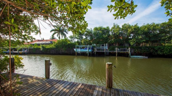 2135 Island Dr Vero Beach, FL 32963
