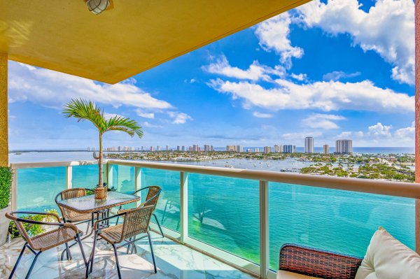 2640 Lake Shr #2014 Riviera Beach, FL 33404