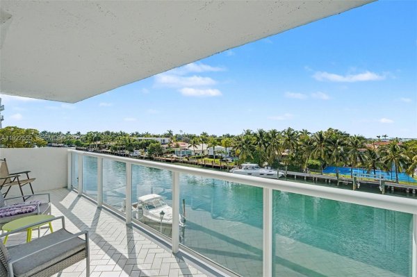 10000 W Bay Hbr Dr #303 Bay Harbor Islands, FL 33154
