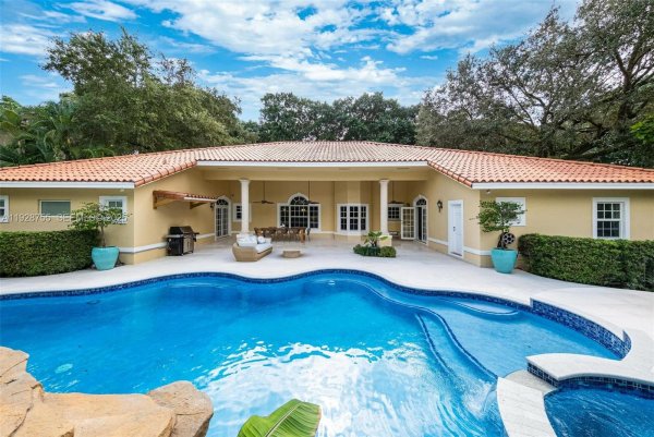 1033 Almeria Ave Coral Gables, FL 33134