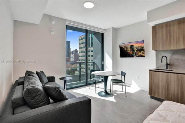 121 NE 5th St #801B Miami, FL 33132