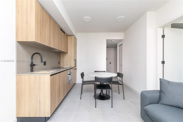 121 NE 5th St #510 Miami, FL 33132