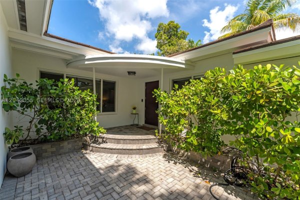 8 Pinta Rd Miami, FL 33133
