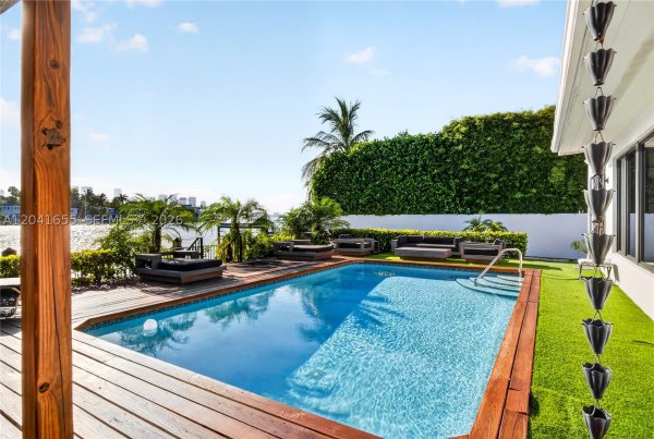 460 W Dilido Dr Miami Beach, FL 33139