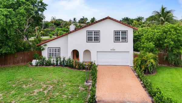 6785 Escondida Lake Clarke Shores, FL 33406
