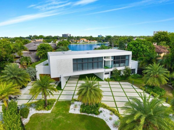 19 Gatehouse Rd Sea Ranch Lakes, FL 33308