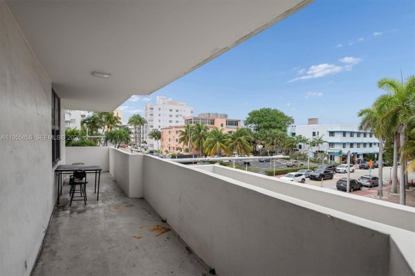 4301 Collins Ave #202 Miami Beach, FL 33140