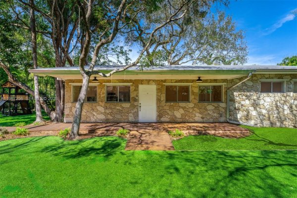 7031 SW 63rd Ct South Miami, FL 33143